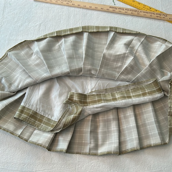 Two pleated skirts with short linings - Picture 9 of 11